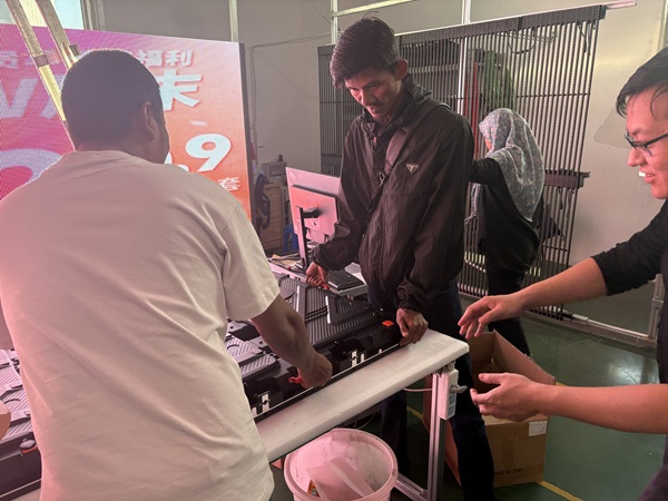 馬來西亞客戶驗貨實錄：華邦瀛P8戶外LED顯示屏壓鑄鋁箱體（960*960mm）專業評測與技術解析